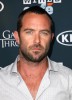 photo Sullivan Stapleton